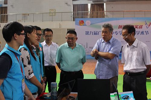 说明:院长与参赛队员交流